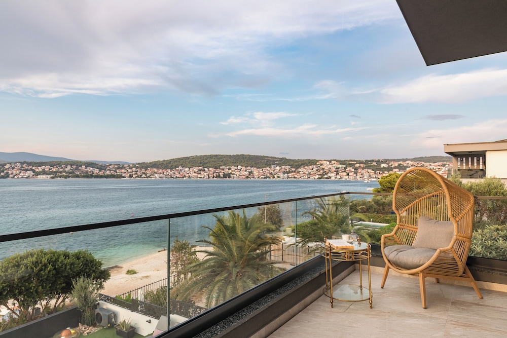 Villa Palace Al Nera Luxurius at sea With 2 Swimming Pools Saunas