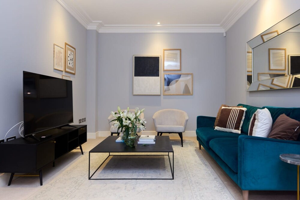 The Ascot Escape - Stylish 4bdr With Courtyard