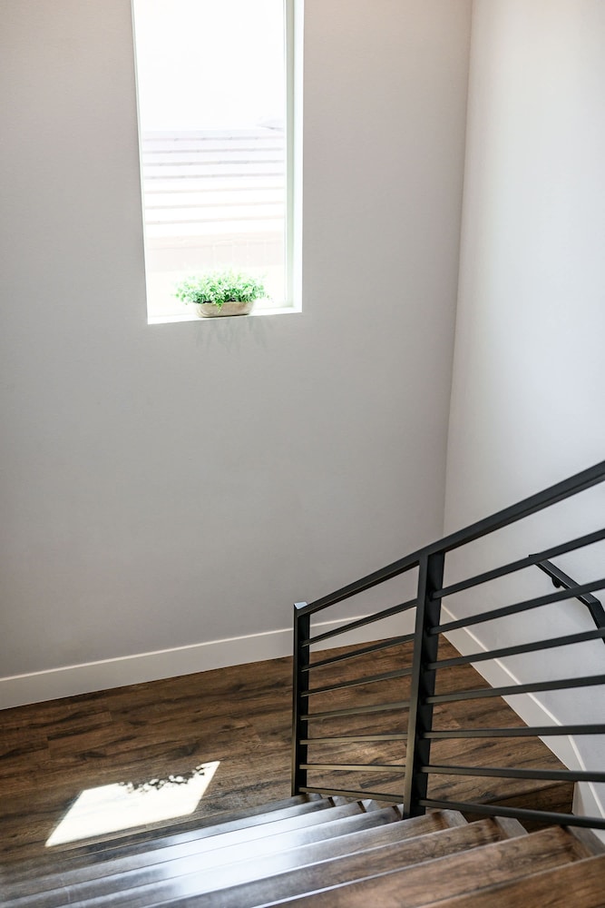 Modern Spacious Home Bright Family Group Friendly