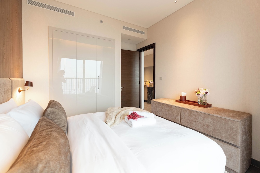 Luxury 1BR High-Floor Retreat