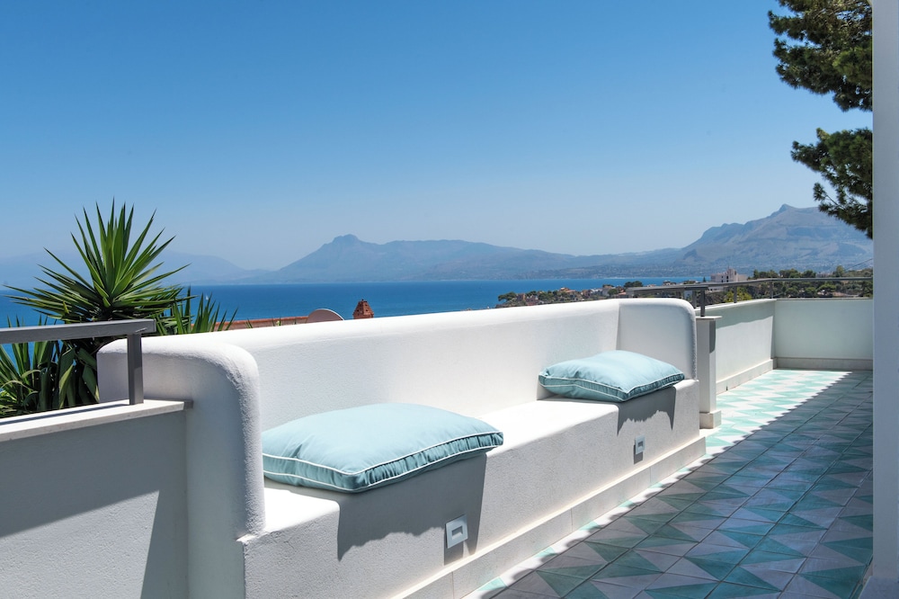 Sea Frame Design Apartments with Pool by Wonderful Italy