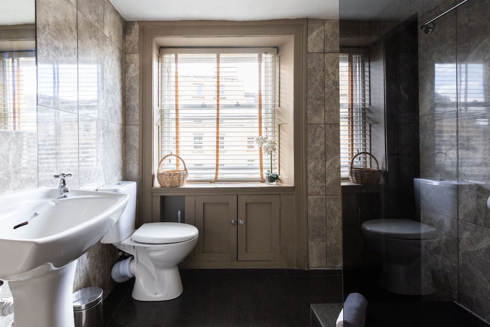 Stylish 4-bedroom Townhouse in the Heart of Bath