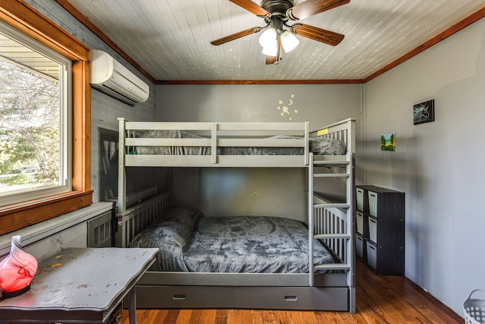 600-sq-ft Deck! Hutchinson Retreat on 5 Acres