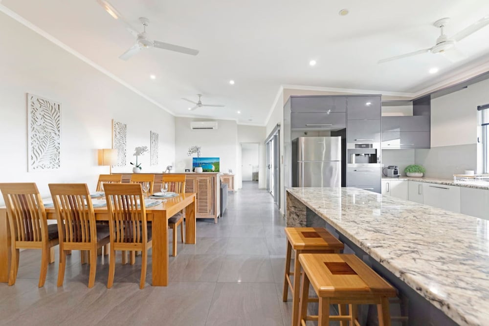 Zen Coastline Pool - Balcony Dining - Seaview