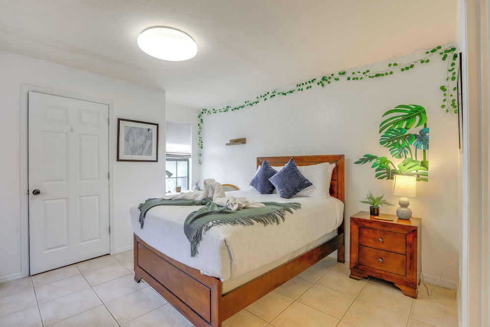 3 Mi to UF Campus: Charming Gainesville Townhome
