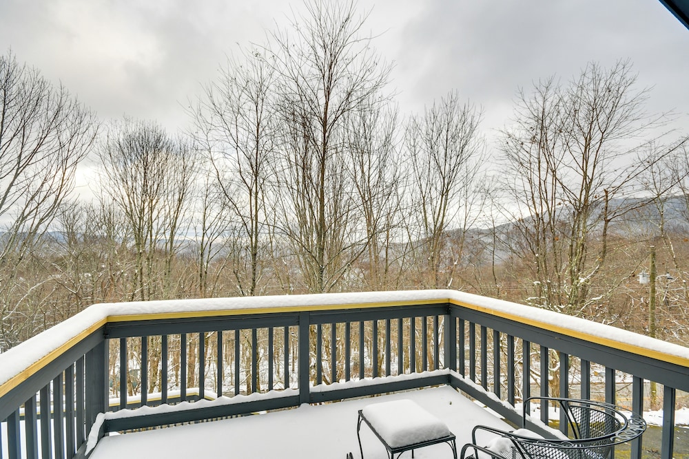 6 Mi to Skiing: Home w/ Hot Tub in Seven Devils!