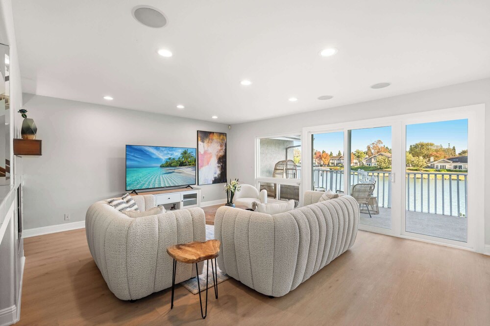 Waterfront Retreat With Stunning Views & Modern Co