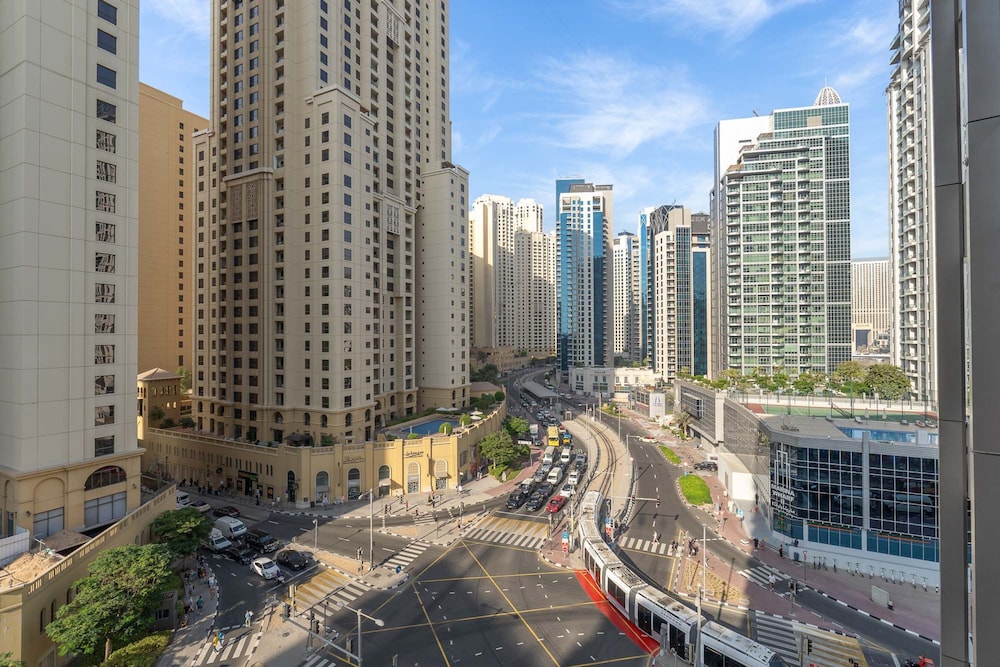 Bright and Airy 1-bedroom Apartment Perfect for 4 in Dubai Marina
