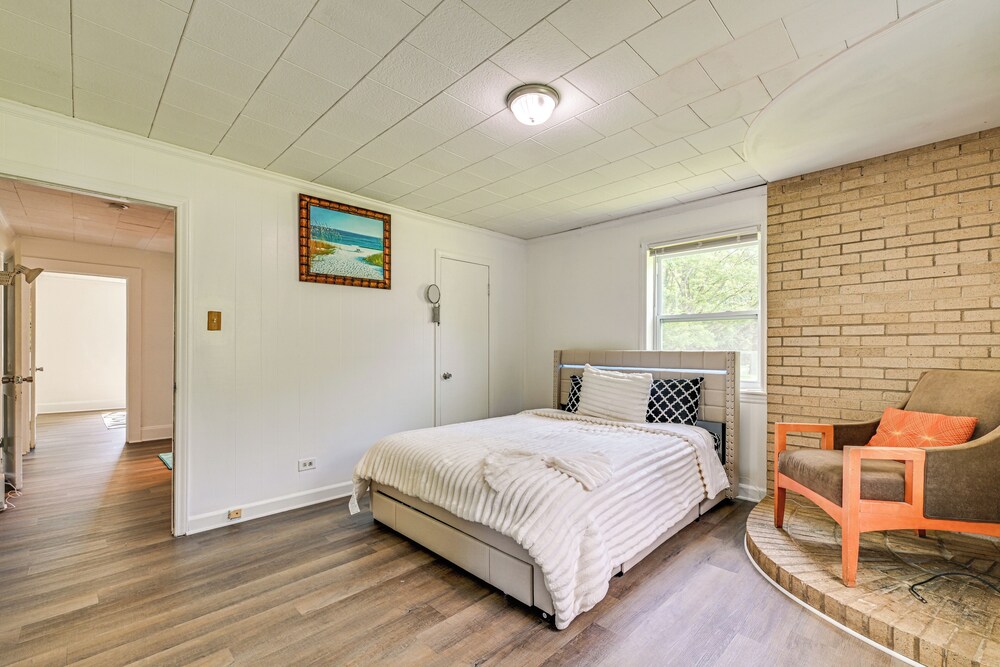 6 Mi to Dtwn: Charming Home w/ Yard in Charlotte