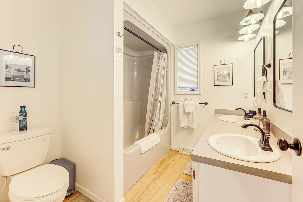 Lake View & Deck: Group Getaway in Whitehall!