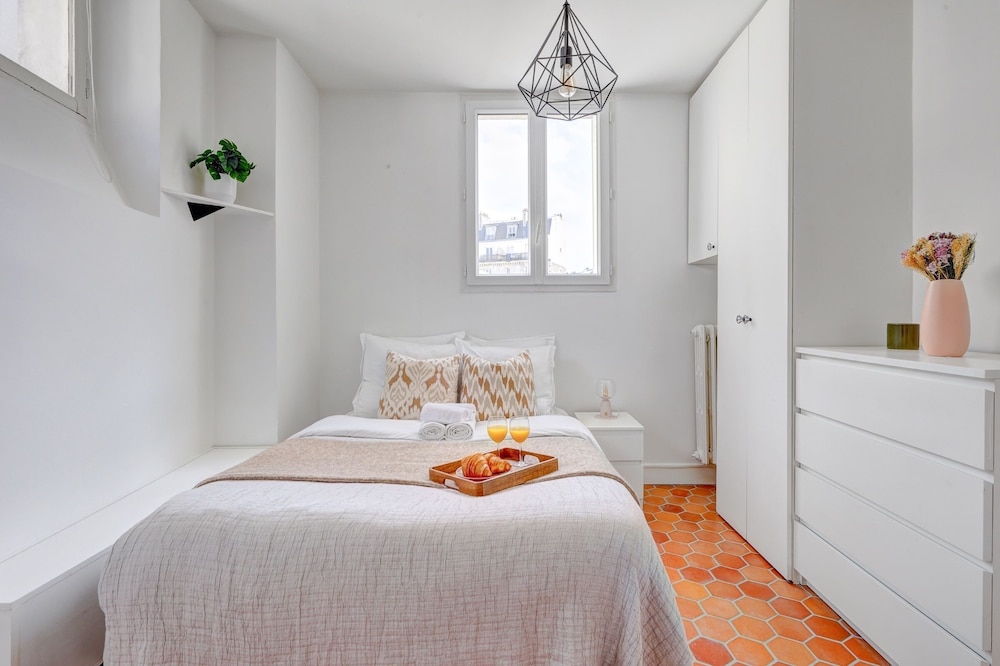 Bright 1BR Bastille Getaway - 4 Guests