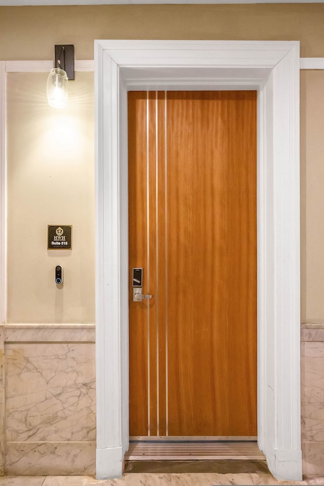 Stylish 2br/2ba At HWH by Oneluxstay