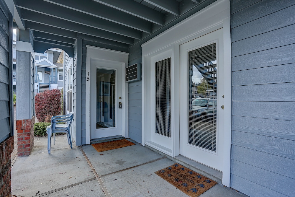 15 Lodge Condo with Hood River Bridge View by RedAwning