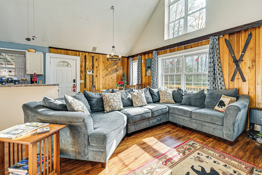5 Mi to Blue Ridge Parkway: Mountain Cabin in Cana