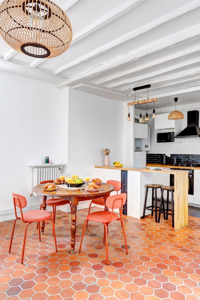 Bright 1BR Bastille Getaway - 4 Guests