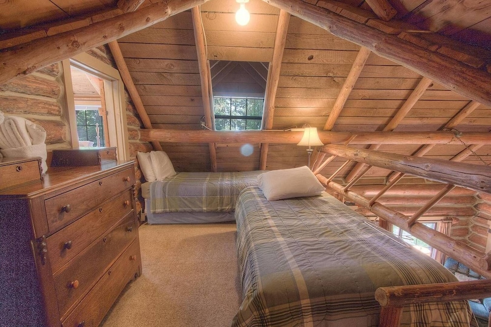 Zephyr Cabin 3 Bedroom Home by RedAwning - Property Image 1