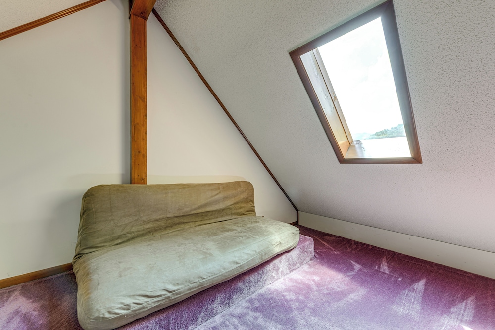 Ski, Hike & Fish: Mtn-view Maggie Valley Retreat