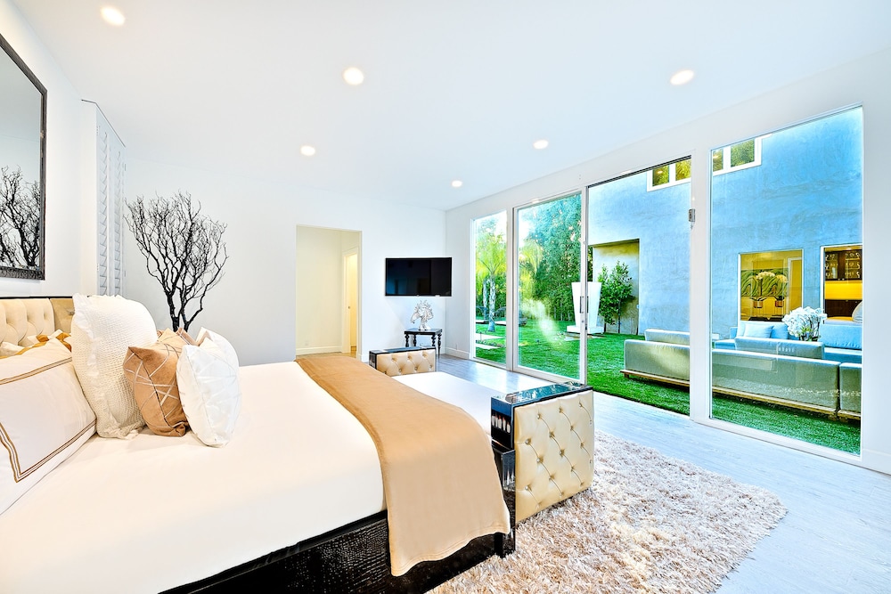 Beverly Hills Luxury Modern Palace - Image 5