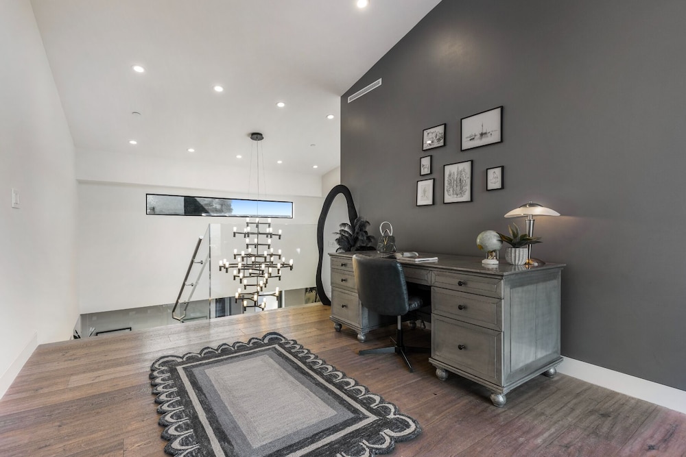 Skyline Luxury Haven view 5