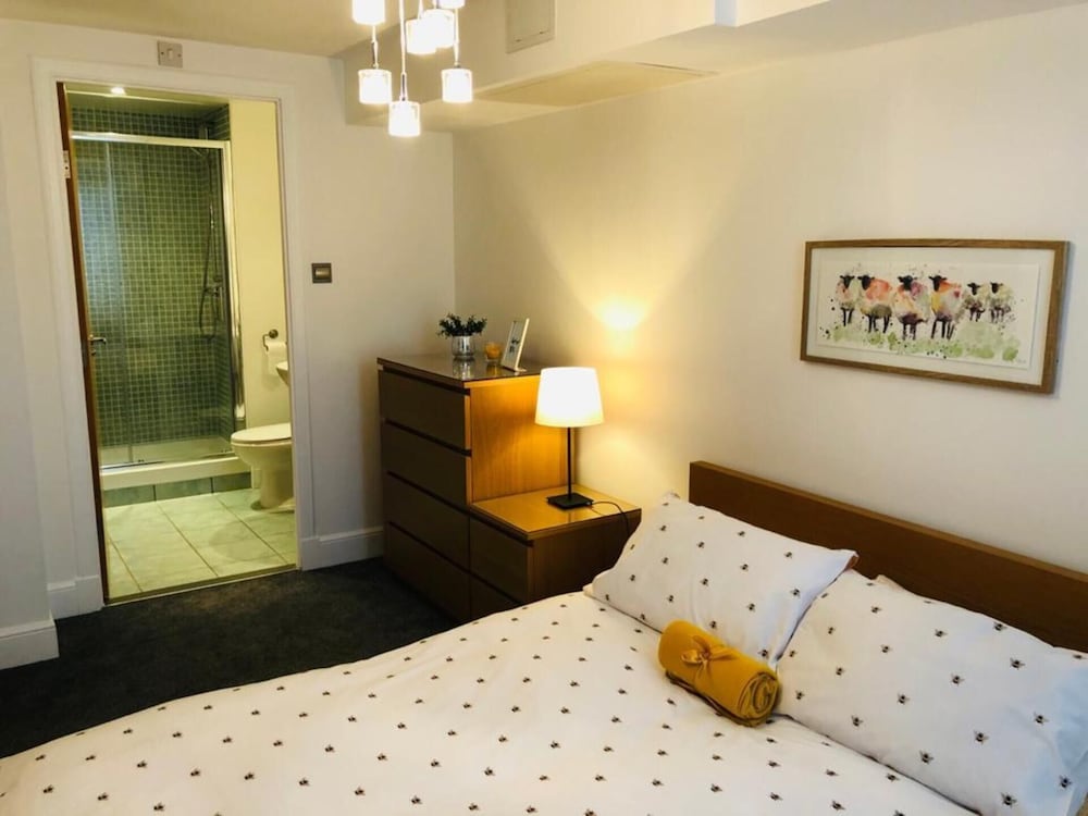 Remarkable 2 Bed Apartment in Edinburgh view 2