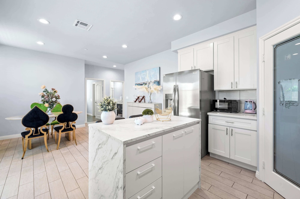 Modern Spacious Home Bright, Family Group Friendly