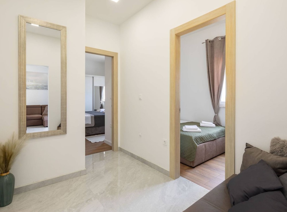 Contemporary Apartment With Terrace and Spacious Garden