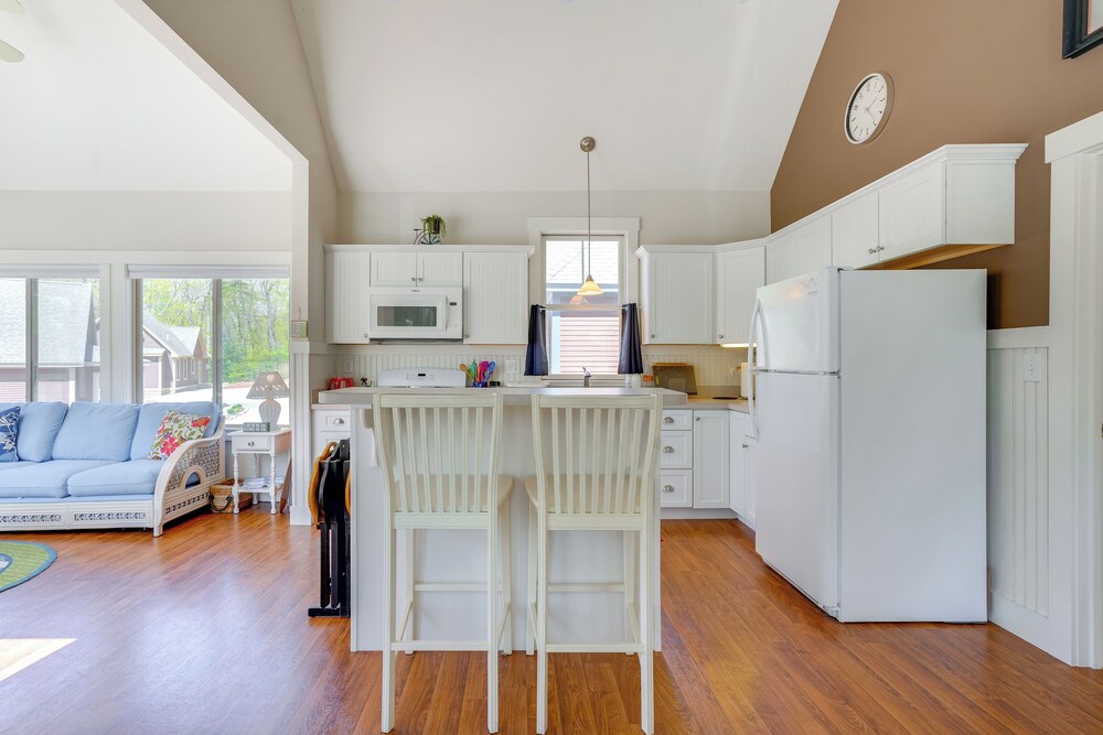 Lake Access & Pools: Sun-soaked Westford Cottage!