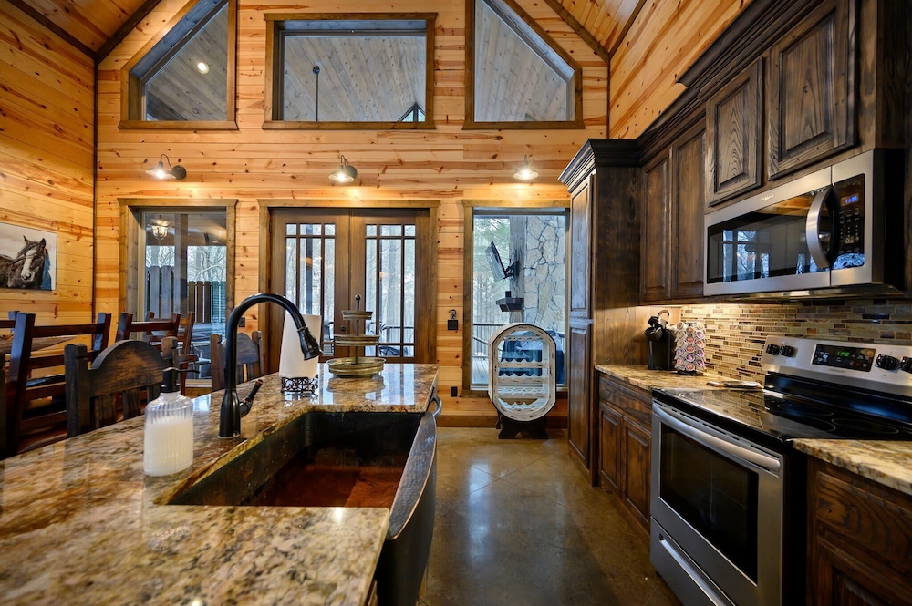 Cabin Vibe - Bunkroom - 3 King - Firepit - Shuffleboard