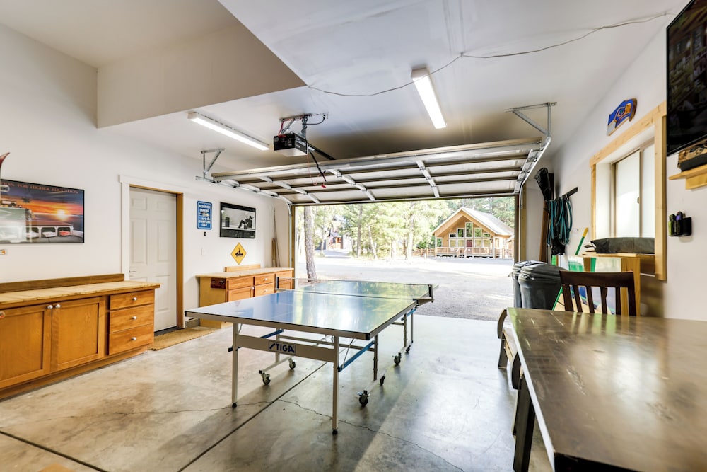 Hot Tub & Game Room: Ronald Retreat 2 Mi to Lake!