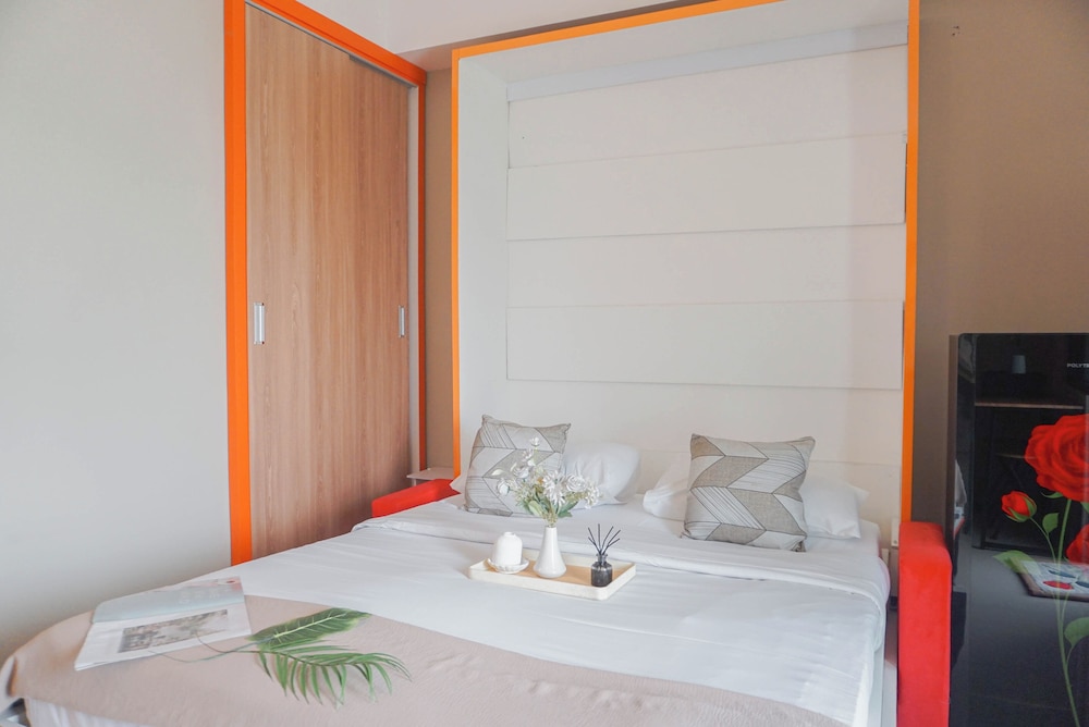 Cozy Studio Apartment At LRT City Jatibening