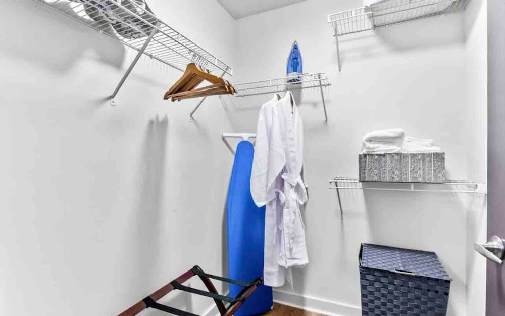 Luxury Midtown High Rise w Pool