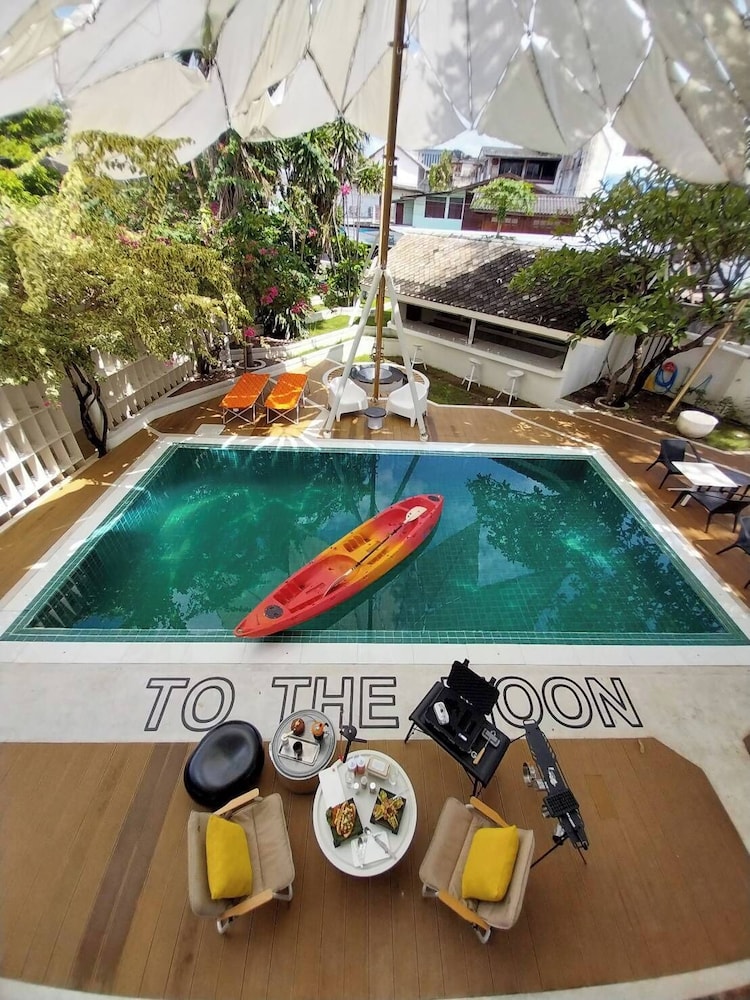 To The Moon Guesthouse