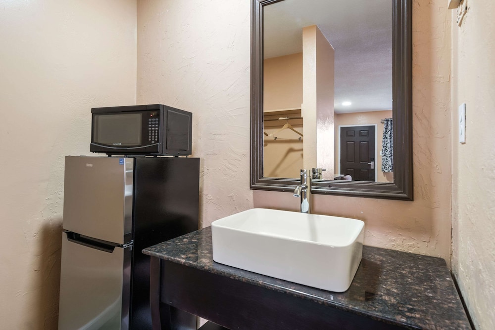 Modesto Vacations - Rodeway Inn - Property Image 11