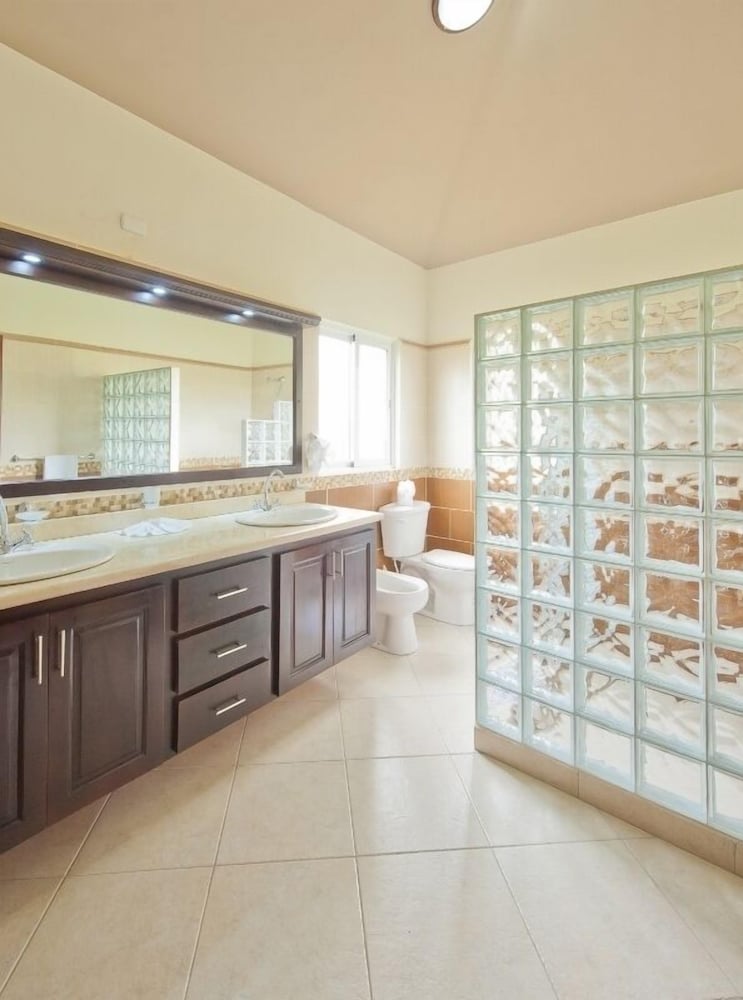 Privacy and comfort luxury 6 bedroom villa