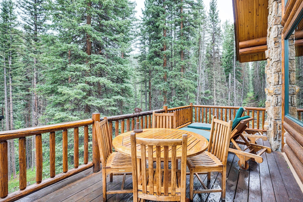 Stunning Views! Ski-in/out Mountain Village Cabin
