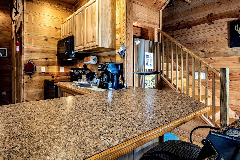 Bear Creek Lodge and Cabins in Helen Ga - Pet Friendly, River on Property, Walking Distance to downtown Helen