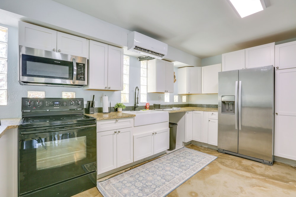 Walk to Beach: Fort Meyers Home w/ Patio!