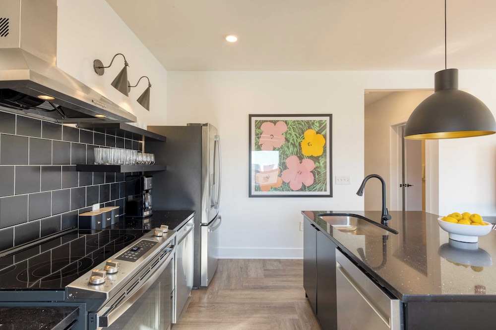 916 Main 12 Unit Buyout - 30bdrs Prvt Two Floors