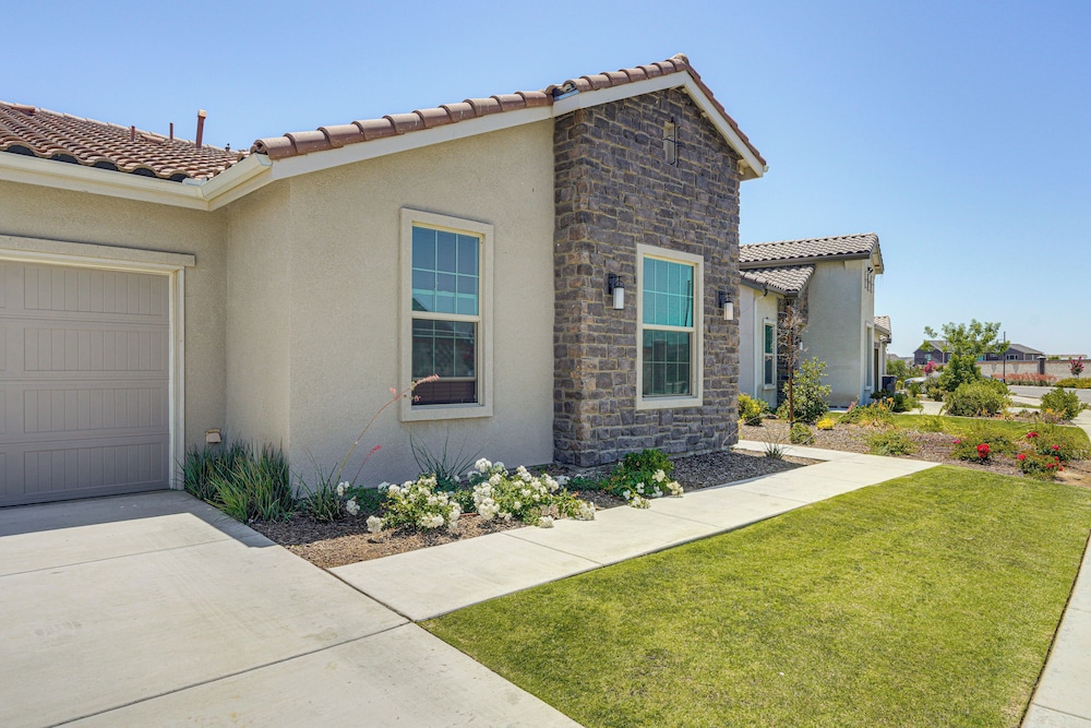 9 Mi to Dtwn Bakersfield: Pet-friendly Home
