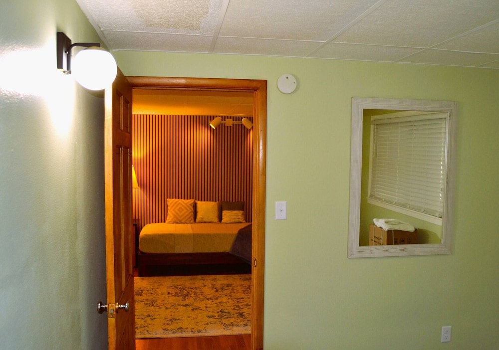 Red 4 Apartment - Experience the Comfort of This Charming