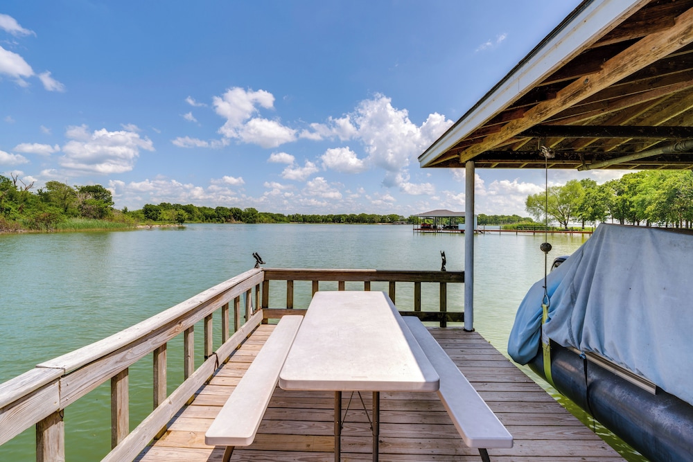 Sunrise Cove RC Llc: Lakefront Home w/ 2 Casitas!