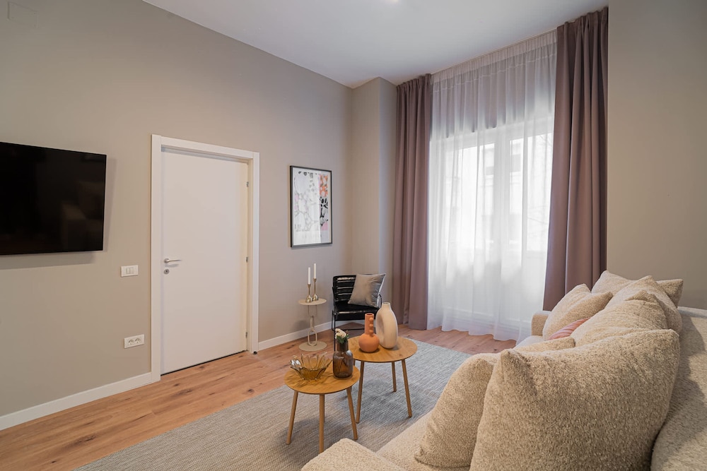 Loggia Luxe 5BR Living in Universitatii Area