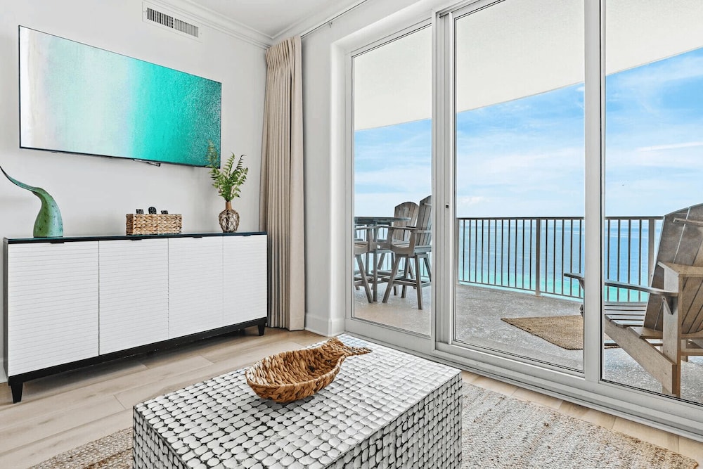 Coastal Hippy Chic by Avantstay Oceanfront, 2 Pools, Beach Chairs Incl