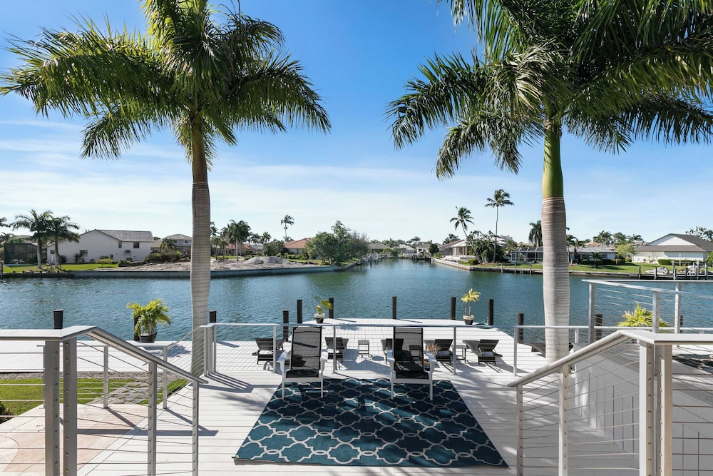 Marco Polo by Avantstay Waterfront 5bdr, Pool, Spa, Fire Pit, Walk to Beach