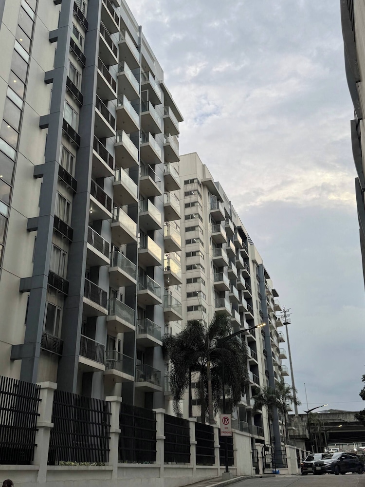 Newport Stay Walk to Naia T3