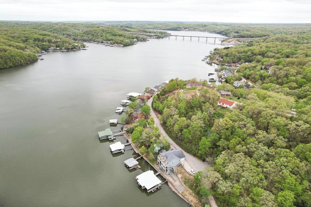 Huge! Sleeps 30-kayaks, Pedal Boat & Paddle Boards