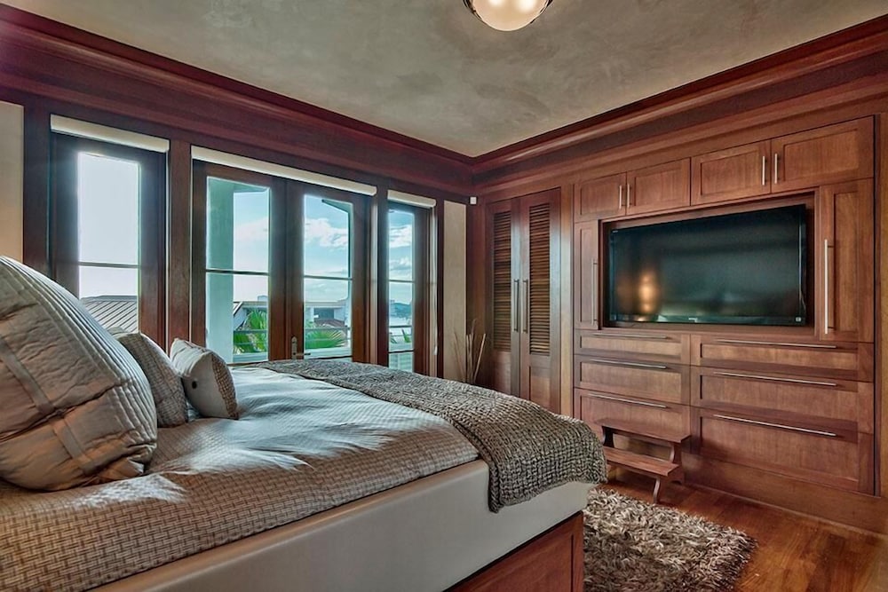 OLYMPIA DOLPHIN SUITE 3 Bedroom Holiday Home by Five Star Properties
