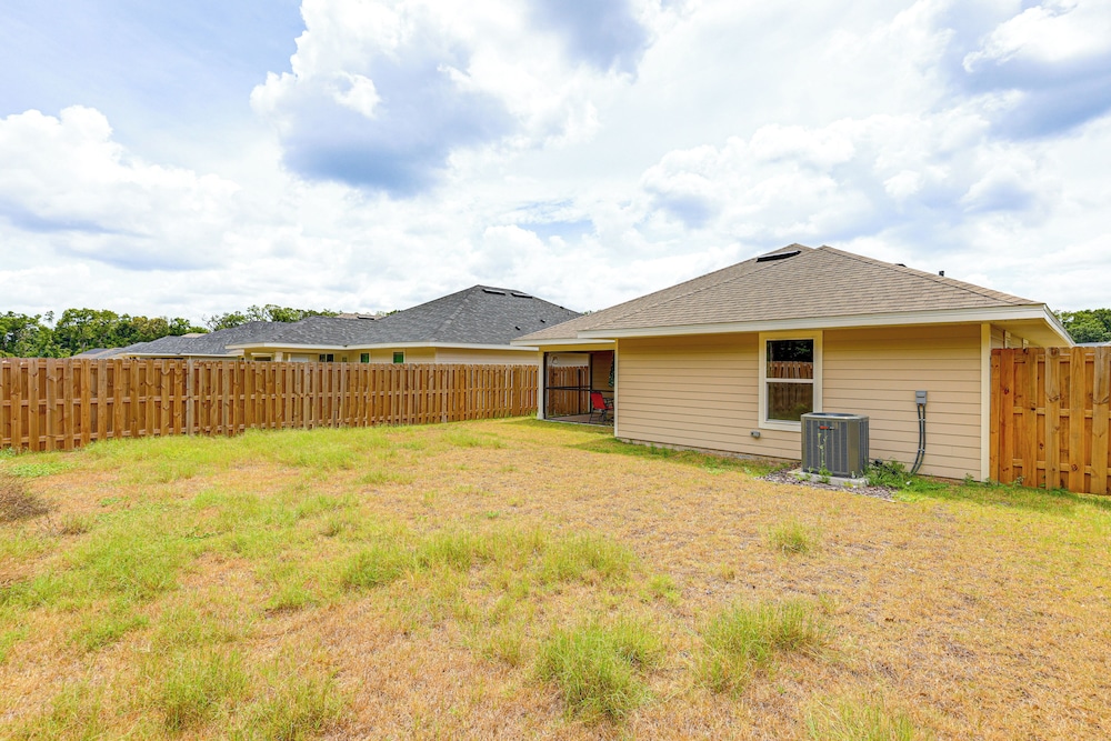 15 Mi to UF: Home w/ Furnished Porch in Alachua!