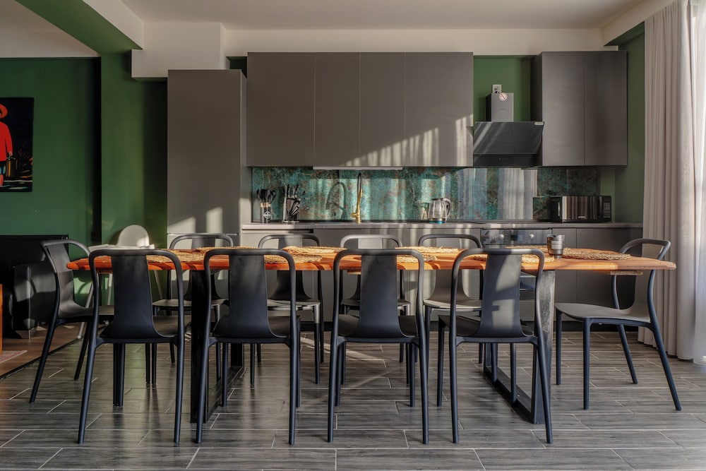 Niabi 4BDR Apartments with billiards