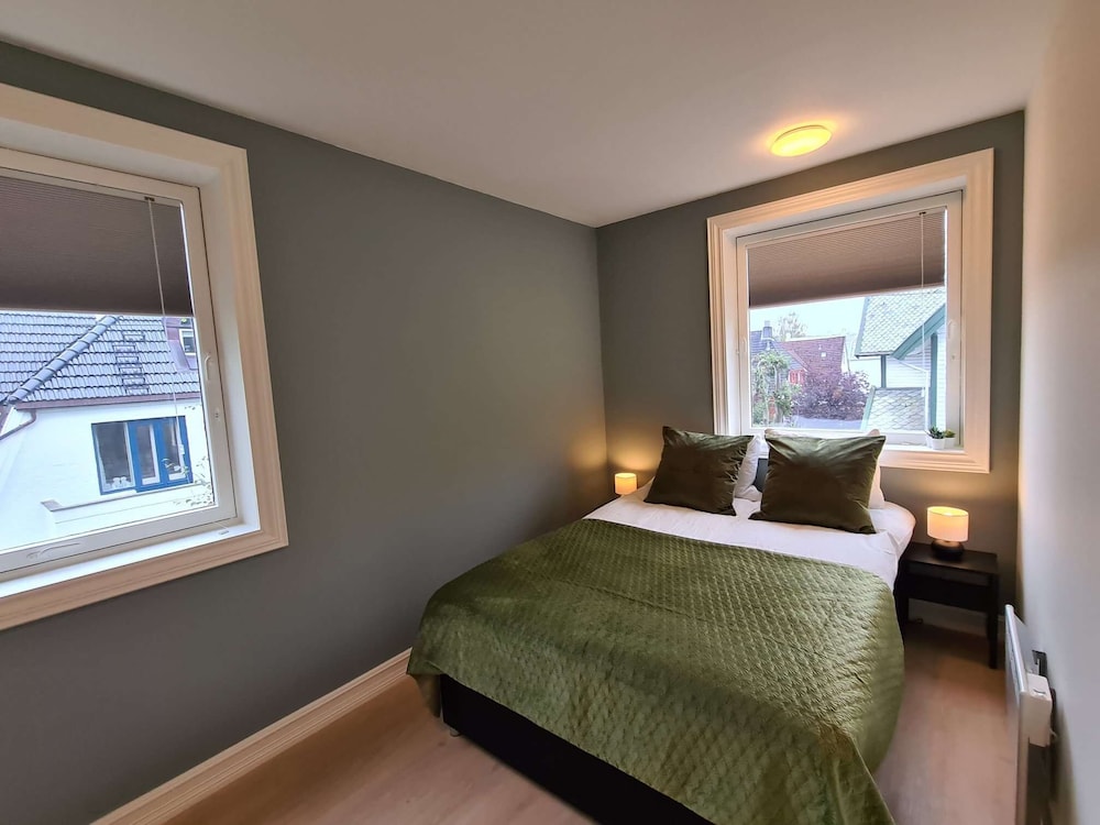Spacious And Modern 3-bedroom Near Center, Free Parking view 2